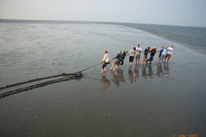 Tijdens het droogvallen op het wad kan het handig zijn om het anker uit te brengen.