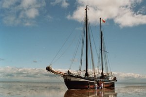 Met een platbodemschip is het mogelijk om tijdens laag water een rondje over een zandbank te lopen.