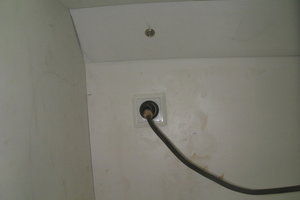 Geschlossene Wände mit versteckter Kabeldurchführung