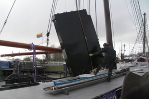 Noch ein kleiner Tritt mit dem Knie und der Tank hängt fertig zum Absenken über dem Dachfenster.