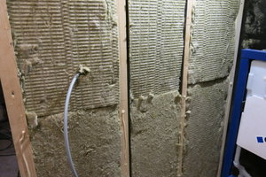 Dämmwolle-Isolation und Strom für Lichtschalter in Toilette