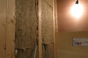 WC mit erster Wandverkleidung, Stromleitungen und eingebauter Hängevorrichtung für Toilette