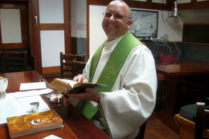 Pfarrer Benedikt läutet die Kirchenglocken mit dem iPhone